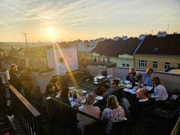 "Svatozář" při ochutnávce na terase na Vinohradech