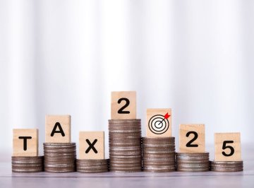 Víno jako dárek a daně v roce 2025; Zdroj: https://www.vecteezy.com/free-photos