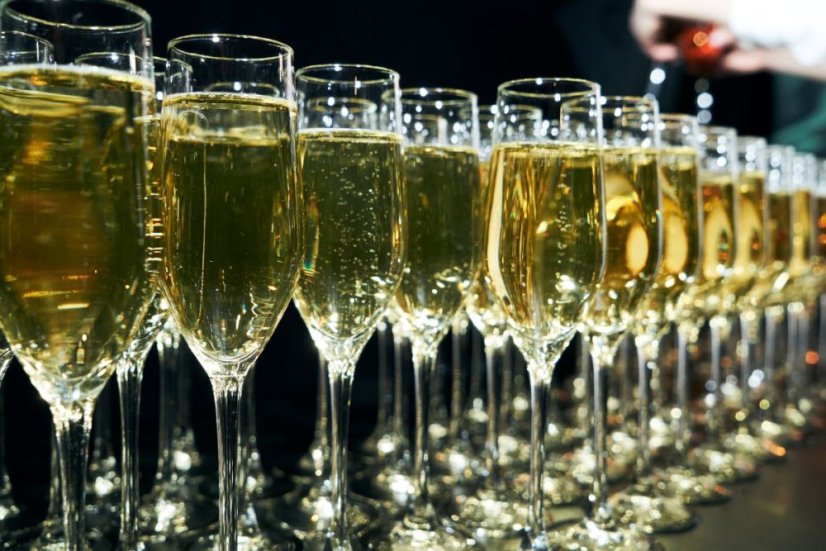 Degustace šumivá vína Crémant, Cava a Corpinnat, Zdroj: https://www.vecteezy.com/free-photos