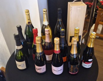 Vzorky lahví na ochutnávku Wines4u v Fjaka Wine&Tapas Bar