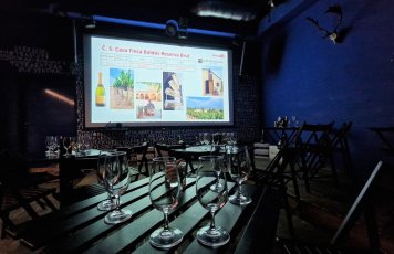 Degustace Cava versus Crémant. Celkem 10 vzorků v 17 lahvích čeká na účastníky, kteří ještě nevědí, že nakonec dorazí jen 16 osob a tak je čeká těžký úkol:-)