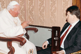 Papež Jan Pavel II schvaluje certifikaci vinařství Heras Cordon jako dodavatele Vatikánu