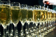 Degustace šumivá vína Crémant, Cava a Corpinnat, Zdroj: https://www.vecteezy.com/free-photos