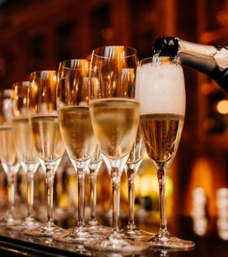 Šumivé víno Cava - ilustrativní obrázek; Zdroj: https://www.vecteezy.com/free-photos