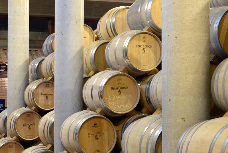 Bodegas y Viñedos Heras Cordon, červené víno zraje v sudech, Rioja Alta