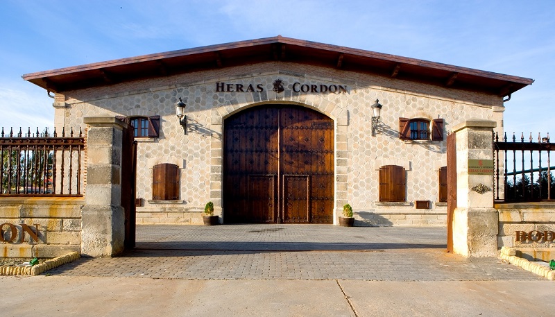 Budova vinařství Bodegas y Viñedos Heras Cordon v Rioja Alta