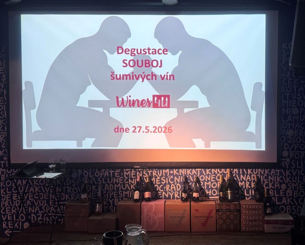 Degustace souboj šumivého, srovnání vždy svou současně nalévaných vzorků